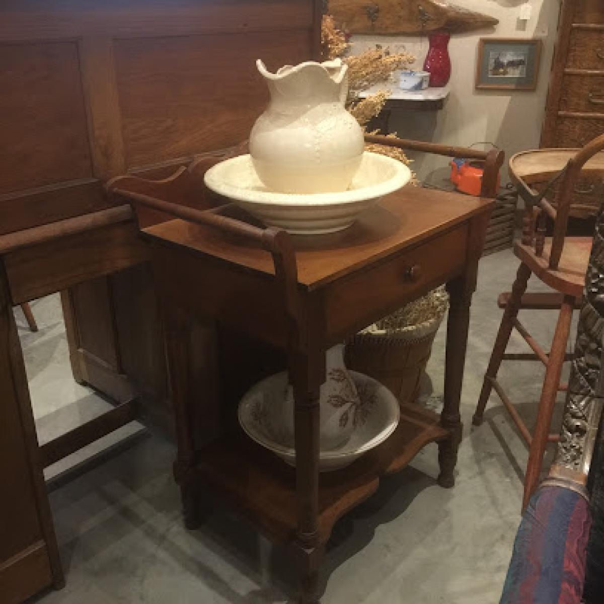 The Swallows Nest - Jayna's Country Store & Gardens